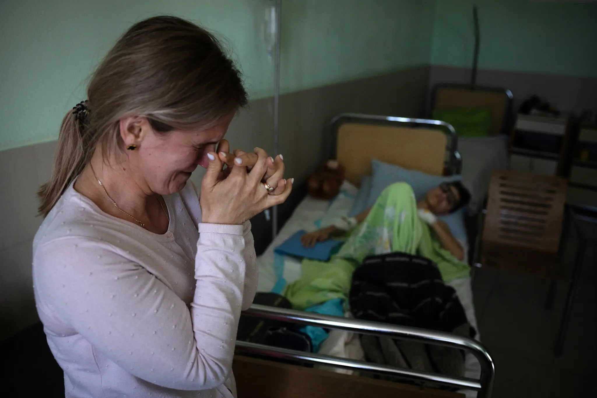 42-річна Тетяна Марунчак із сином 13-річним Іваном, який постраждав під час недільного нападу, у лікарні в Сумах у понеділок.